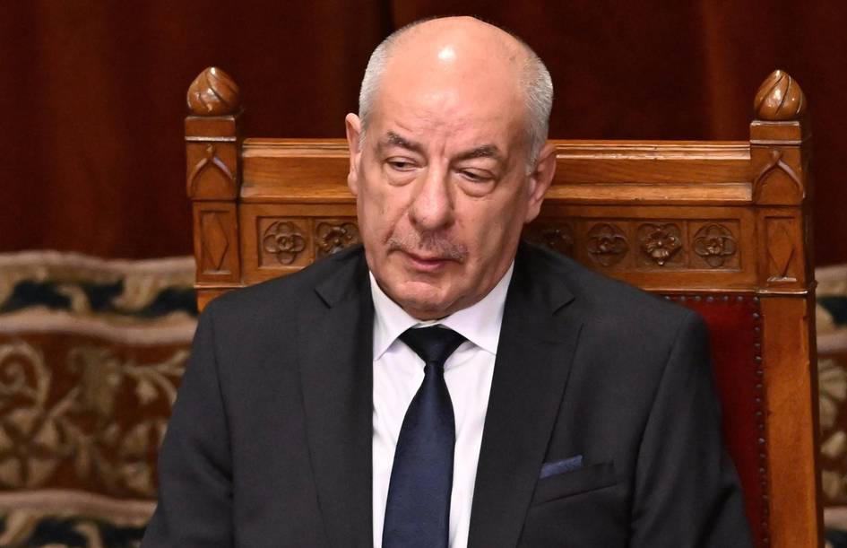 Венгрия президенти ўз ваколат муддатини тугатувчи қонунни имзолади